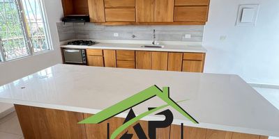 SE ARRIENDA CASA CAMPESTRE EN ENVIGADO SECTOR LA MINA
Parcelacion Los Alpes
Carrera 24 C 41 sur 151
Codigo A02114

Estado de propiedad terminado
Area lote 300 m2
Area construida 120 m2
Cocina integral con isla
Tres habitaciones con closet dos con vestier
Cuatro banos uno social
Zona de ropas
Parqueadero cubierto
Zonas verdes
Quiosco con BBQ

Rutas de acceso

Acceso privado por via pavimentada hasta la parcelacion Los Alpes

Conectividad rapida con Loma del Escobero y via Las Palmas

Comercios cercanos

Tiendas de viveres cafeterias y panaderias locales

Restaurantes campestres y minimercados en la zona

A quince minutos de centros comerciales como City Plaza y Viva Envigado

Valor arriendo siete millones de pesos
Inmobiliaria