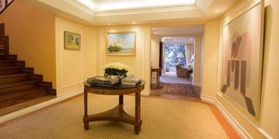 Espectacular pent-house en el conjunto mas exclusivo del barrio Rosales de Bogotá. El apto ofrece vista perfecta de 360 tanto hacia los arboles y la montaña como a la ciudad con cuatrocientos sesenta mts de área construida mas terraza, el inmueble cuenta con sala de generosas proporciones donde cada ventana rodeada de arboles parece una obra de arte, estudio enchapado en madera, lindo comedor, magnifico hall de entrada o foyer, family room enorme con una agradable terraza, cuatro alcobas fácilmente convertibles en cinco, todas con baño y walking closet. La alcoba principal tiene una enorme terraza y un gran salón anexo. La segunda alcoba también cuenta con una gran terraza. Absolutamente todas las áreas del apartamento gozan de una vista incomparable, ascensor privado y de servicio.