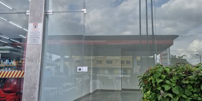 LOCAL DE ESQUINA  Y CON TERRAZA- EN BUEN ESTADO