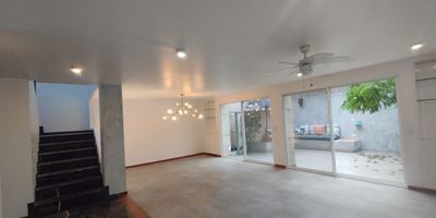 Casa para la Venta en unidad cerrada en Alamos cerca a la avenida principal, terminal de transportes, supermercados de cadena, parque principal, centros comerciales, universidades, rutas de transporte publico y servicios complementarios. Casa cuenta con dos niveles, con amplios espacios, salacomedor, pisos en ceramica y madera, estudio, cuatro habitaciones y tres baños, más habitacion de servicio con baño, cocina integral mesón en acero, estufa y calentador a gas, zona de ropas. En conjunto cerrado con parques infantiles, zonas verdes, dos parqueaderos cubiertos. Vigilancia y potería las 24 Horas. Inmuebles sujetos a verificación de disponibilidad. Venta Alamos Pereira