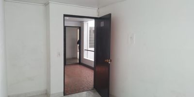 Oficina  médico - odontológico para arriendo en edificio empresarial mixto, ubicación estratégica con fácil acceso y salida a vía principal, rutas de transporte y gran oferta de servicios complementarios del sector. Piso en baldosa, 1 espacio y 1 baño. Conjunto cerrado con vigilancia y portería 12 horas. inmuebles sujetos a verificacion de disponibilidad
