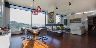 Magnifica propiedad rodeada de naturaleza, vista panorámica,  amplias zonas verdes, conjunto cerrado. Dos plantas, balcón, terraza de cincuenta mts cuadrados, amplios jardines,  tres habitaciones,  cuatro baños, cuarto y baño de servicio, deposito, dos garajes cubiertos,  dos parqueaderos de visitantes, el valor de la administración incluye el servicio de agua y luz