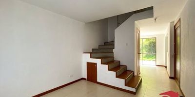 Casa unifamiliar en venta ubicada en Envigado, sector Las Antillas, en un entorno residencial y campestre de alta valorización. Esta propiedad ofrece una excelente oportunidad de inversión gracias a su buen estado, distribución funcional, amplios espacios, iluminación natural y zonas verdes privadas. Hace parte de una unidad cerrada tranquila y segura. Cuenta con cercanía a colegios como el Comercial y Santa Ana, además de fácil acceso al Mall Mayor y a diversas opciones comerciales. El sector dispone de transporte público con rutas integradas al metro, lo que garantiza una excelente conectividad. Área construida 145 m2.