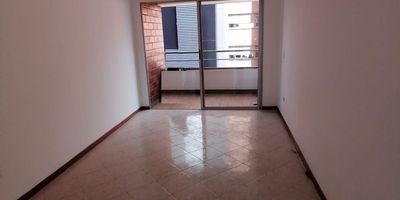 Arriendo apartamento en la loma de los bernalzona residencial con buenas vias de acceso y transporte cercano. el inmueble cuenta con sala, balcon , comedor , cocina integral con red de gas y zona de ropa anexa con calentador de agua a gas, 3 habitaciones , 2 closet , 1 vestier, 2 baños cabinados y parqueadero privado. el apartamento esta ubicado en unidad cerrada con vigilancia las 24 horas ,parqueadero de visitantes, zona verde, juegos infantiles ,piscina y salon social.