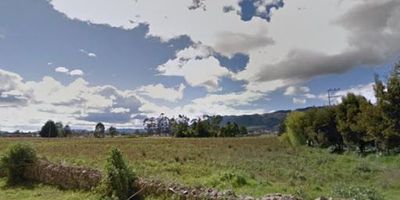 Lote plano sobre doble calzada Gachancipa-Tunja, lote de forma irregular con servicios públicos.