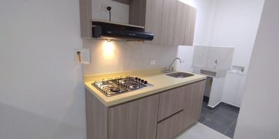 Descubra este encantador apartamento tipo loft en el primer piso, diseñado para ofrecer comodidad y funcionalidad. Cuenta con una moderna cocina integral, red de gas instalada y un baño cabinado con ducha eléctrica para su conveniencia. Disfrute de una práctica zona de ropas y un espacioso clóset que optimiza el almacenamiento.

Ubicado en el deseado sector de Santamónica 1, estratégicamente cerca de la Carrera 92, este hogar goza de excelentes rutas de transporte público que facilitan su movilidad. La proximidad a supermercados y una vibrante zona comercial añade un valor inigualable a su día a día. Este sector residencial ofrece un ambiente tranquilo y seguro, ideal para quienes buscan calidad de vida.

No pierda la oportunidad de conocer esta propiedad que combina una ubicación privilegiada con un diseño funcional. ¡Contáctenos hoy mismo para agendar su visita y hacer de este loft su nuevo hogar!