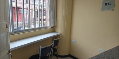 Acogedor apartaestudio amplio e iluminado cuenta con un ambiente, baño, cocina semiintegral, parq. cubierto, video parqueadero, calentador, área de ropas.
