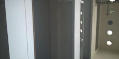 Edificio Comercial, uso oficinas,  cinco pisos, primer piso local de noventa y cinco mts cuadrados, segundo local setenta y cinco mts cuadrados, tercer piso Local comercial  dos baños, cocineta, baño, cuarto piso oficinas con tres espacios abiertos, deposito, quinto piso terraza, sótano local comercial con área de noventa y cinco mts cuadrados, pisos en cerámica