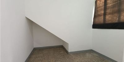 CÓDIGO ARR: 2328

Salón comedor, 3 alcobas, mezzanine, 3 closets, cocina integral, alacenas, red de gas, lavadero, 1 patio, piso clase baldosa, obra blanca, 2 baños 1 cabinado, 1 lavamanos, garaje.

Comercio: 3.300.000

Área 116 mts aprx

Estrato 5

Puntos de referencia: Panadería Martipan / Mr. Tamal / Carnicería MonteVerde
