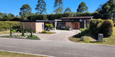 Casa en ARRIENDO/VENTA con circuito cerrado de televisión, sistema black out remoto, área social abierta con salón comedor, deck amplio, chimenea a gas, baño social, cocina con isla, 2 habitaciones c/u con baño y vestier, habitación principalcon baño - bañera y vestier, 2 garajes cubiertos, deck que conecta a zona verder privada, habitación auxiliar con baño completo, 2 cuartos utiles.