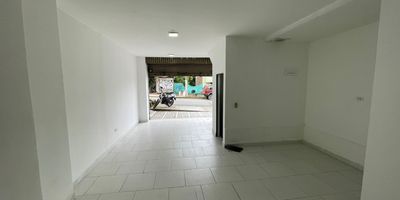 Se arrienda acogedor local comercial de 55 metros cuadrados, con una altura de 3 metros, ideal para negocios que buscan visibilidad y comodidad. El inmueble cuenta con bano, red de gas, servicio de agua y energia electrica, listo para adecuarse a diferentes tipos de comercio. Esta ubicado en el tradicional barrio Boston, a pocos pasos del parque, en una zona que combina lo residencial y lo comercial, con excelente flujo vehicular y peatonal. Su entorno rodeado de locales, tiendas y servicios lo convierte en una oportunidad ideal para emprender o expandir tu negocio en un sector estrategico y de alta proyeccion.