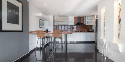 Apartamento de 1 alcoba, 2 banos y balcon, con una cocina abierta que brinda amplitud e integracion a los espacios, parqueadero privado y cuarto util. Ubicado en una de las zonas mas apetecidas de El Poblado, con excelentes vias de acceso, cerca de centros comerciales como Santafe, zonas empresariales y restaurantes, en un entorno residencial tranquilo y seguro. Una excelente opcion para vivir o invertir en una de las mejores zonas de Medellin. Agenda una visita y descubre tu proximo hogar!