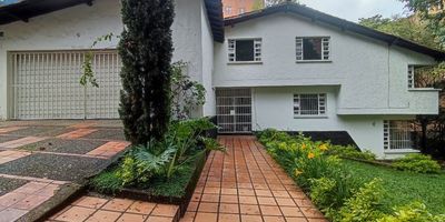Agradable casa local ubicada en el sector de san lucas, en la calle 20 SUR, piso 1, tiene un área de 389 metros aproximadamente. El inmueble cuenta con: 13 alcobas, 5 baños cabinados, 13 closets, sala y comedor, cocina integral con red de gas, y piso en cerámica
Los datos de los inmuebles promocionados en la página web están sujetos a cambio y verificación de disponibilidad.