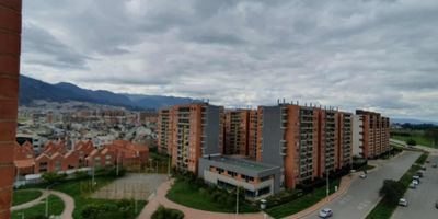 ¡Descubra su nuevo hogar en Zipaquirá! Este espectacular apartamento, ubicado en el piso 11, le ofrece una de las vistas más impresionantes de la ciudad, un verdadero deleite visual cada día. Por solo 205 millones de pesos, precio negociable, esta es una oportunidad que no querrá dejar pasar.

Con 51.72 metros cuadrados inteligentemente distribuidos, este apartamento cuenta con un diseño moderno y funcional. Disfrute de un práctico estudio, una cocina integral completamente equipada, tres cómodas habitaciones con sus respectivos clósets, y dos baños con elegantes divisiones en vidrio. La habitación principal incluye un encantador balcón, perfecto para relajarse y disfrutar del paisaje. Además, la propiedad incluye un parqueadero propio, garantizando comodidad y seguridad para su vehículo.

El conjunto residencial eleva su calidad de vida con una amplia gama de amenidades de lujo: refrésquese en la piscina, manténgase en forma en el gimnasio, organice reuniones inolvidables en la zona d