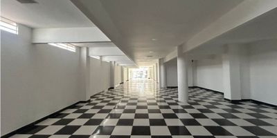 Hermoso local amplio e iluminado, baños, cocina, excelente ubicación zona comercial y residencial.
