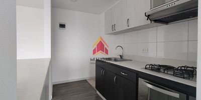 Apartamento en Arriendo – La Estrella, Unidad CerradaCómodo y luminoso, con 70m² distribuidos en 2 habitaciones,2 clóset, 1 Vestier, sala comedor, 2 baños, cocina integral con barra americana y red de gas, zona de ropas, calentador de agua, balcón, pisos en cerámica, cuarto útil y parqueadero cubierto. Ubicado cerca de colegios, parques y zonas de interés. Vive con tranquilidad y comodidad. ¡Contáctanos y agenda tu visita!