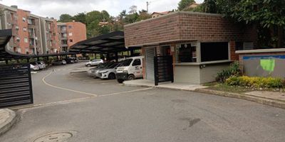 Apartaestudio en ARIENDO de 1 habitación con vestier, baño, sala comedor, cocina, zona de ropas - calentador, terraza y parqueadero.