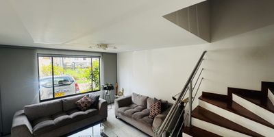 Esta magnífica casa de tres niveles se ofrece en venta, ubicada en conjunto cerrado con vigilancia 24 horas. Amplias zonas verdes, parque infantil y salón social. La propiedad se distingue por sus áreas generosas, sus techos altos y una excelente iluminación y ventilación natural en cada rincón. El primer nivel está diseñado para la vida social y de servicio, presentando una cómoda sala, un práctico estudio y un baño social. La cocina integral equipada es independiente  con el comedor principal. Además, este nivel incluye una completa zona de lavandería y un acogedor patio que cuenta con un techo corredizo que permite la entrada del sol durante el día; para mayor funcionalidad, también dispone de una habitación y baño de servicio. Al ascender, el segundo nivel alberga la zona con tres habitaciones y dos baños completos, complementados por una funcional sala de televisión. Finalmente, el tercer nivel ofrece un espacio versátil y privado que consta de una habitación adicional