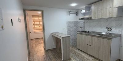 Apartaestudio Nuevo Jazmín situado sobre toda la principal de la A.K . 50, 4 piso vista interna. Dependencias:  habitación con closet, persiana ,soporte de televisión con sus respectivos tornillos , sala comedor ,  cocina integral con estufa de 2 puestos a gas,  baño con ducha eléctrica, zona de lavandería con tendedero. No parqueadero, sin mascotas. Lugares o barrios cercanos: Polideportivo el Jazmín II sector, El Sol , Cll 3, Ak. 50 , NQS, Ciudad Montes , primavera. 