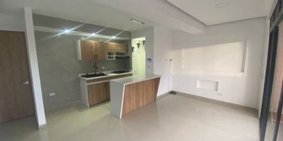 Apartamento con acabados de lujo y cocina inteligente, ubicado cerca del Aeropuerto Internacional José María Córdova . Cuenta con 2 alcobas, la principal con vestier y baño privado, alcoba auxiliar con clóset, baño social completo y zona de ropas independiente. Disponible en arriendo por $3.000.000 o en venta por $550.000.000.