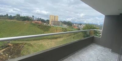 Este acogedor apartamento de 2 habitaciones y 2 baños, 1 vestier, ofrece un espacio ideal para la comodidad y el bienestar familiar. Cuenta con una moderna cocina integral perfectamente integrada a la zona social, zona de ropas independiente, y una amplia sala-comedor que brinda un ambiente cálido y funcional. Los pisos en cerámica aportan elegancia y confort en cada rincón del hogar. Además, el inmueble incluye parqueadero, lo que garantiza mayor comodidad y seguridad e incluye administración. Este hermoso apartamento se encuentra en una excelente ubicación, a tan solo 5 minutos de la autopista Med-Bog, lo que permite un fácil acceso a zonas comerciales, educativas y recreativas. Está ubicado muy cerca de la Iglesia de María Auxiliadora, un referente emblemático del sector, lo que lo convierte en una opción ideal para quienes buscan comodidad, tranquilidad y cercanía a puntos de interés. Su entorno residencial ofrece un ambiente seguro y agradable, perfecto para disfrutar en familia