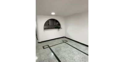Casa en venta primer piso, en un edificio de tres pisos, con un área de 100 mt², consta de: 3 Alcobas, 2 closet, 2 baños, cocina Integral, red de gas, salón comedor, zona de ropas, 2 patios, calentador y garaje.

Ubicada cerca de Supermercados Madrid, cerca de la Iglesia de Emaús, a una cuadra a las oficinas de Tax -Andaluz y detrás de la unidad residencial Acuarela del Parque.
