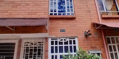Casa en venta, tres niveles. Cuenta con aparta estudio independiente, en total 4 Hab. 3 Baños, dos cocinas, sala, comedor, terraza. Excelente oportunidad para tu casa propia!
Cod1715