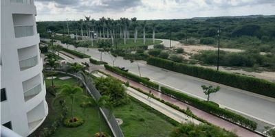 APARTAMENTO EN ARRIENDO EN SERENA DEL MARApartamento para estrenar con acabados modernos, ubicado en zona exclusiva de la ciudad. Cuenta con una alcoba, dos baños, Sala, comedor, cocina, balcón, clóset, un garaje y depósito. La copropiedad cuenta con vigilancia, piscina y otras zonas sociales.El canon incluye el valor de la administración.CÓDIGO WASI 9555866