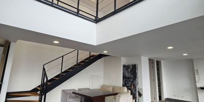 Este exclusivo apartamento en venta ubicado en Envigado sector Zúñiga, fácil acceso vehicular, rutas de transporte publico, colegio, tienda D1. Cuenta con niveles, sala, comedor, balcón con excelente vista a la ciudad, 2 habitaciones y 4 baños, con una distribución de 170 metros cuadrados que combina elegancia y comodidad. Sus amplios espacios invitan a la relajación y al disfrute en cada rincón. La luminosidad natural resalta sus acabados de alta calidad, creando un ambiente acogedor y sofisticado. Además, cuenta con 1 parqueadero mas cuarto útil para mayor conveniencia.Unidad cerrada con vigilancia 24 horas, gimnasio, salón de eventos,  Vive la experiencia de lujo y confort en este inmueble único. ¡Bienvenido a tu nuevo hogar!