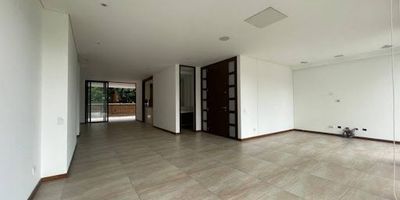 Apartamento disponible para arriendo en la toja, el poblado. cuenta con un área total de 270 m² distribuidos en salón y comedor independientes, cocina integral abierta con gas de red, seis baños, cuatro habitaciones, cuarto y baño de servicio, calentador, zona de ropas, balcón, biblioteca, pisos en porcelanato y madera laminada, y parqueadero doble lineal con cuarto útil. está ubicado en unidad cerrada con portería las 24 horas y acceso a diferentes zonas comunes tales como ascensor, piscina, salón social, juegos infantiles, gimnasio y zonas verdes. Código de Abad Faciolince APA9022. Asesor Luis Guillermo Giraldo 3127572036