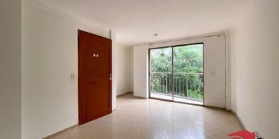 Apartamento para arriendo cuarto piso ubicado en Envigado barrio La Magnolia, dispone de buenos acabados, cuenta con balcón, sala-comedor, cocina integral con barra, zona de lavandería con calentador a gas, 3 habitaciones con closet, 2 baños cabinados. El edificio cuenta con parqueaderos, sector tranquilo cercano al parque principal de envigado, con rutas del transporte publico a menos de una cuadra.