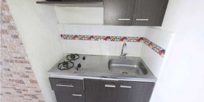 Si estás buscando un espacio práctico, acogedor y con excelente ubicación, este apartamento tipo estudio en el sector La Milagrosa es una excelente opción para ti. Ideal para personas solas o parejas que desean vivir cómodamente en un lugar tranquilo, con acceso rápido a todo lo esencial.

Con 22 m² de área, este inmueble ofrece una distribución funcional que aprovecha cada rincón. Cuenta con una habitación amplia tipo estudio, un baño completo, una cocina integral en buen estado y una zona de ropas independiente, lo que brinda comodidad y practicidad para la vida diaria. Su piso en cerámica facilita la limpieza y mantiene los espacios frescos y luminosos.

Aunque no dispone de red de gas, la instalación eléctrica está lista para una estufa o calentador, y además cuenta con espacio para parquear moto o carro, un beneficio poco común en inmuebles de este tamaño.

Ubicado en un entorno residencial de estrato 3, este apartamento se encuentra en una zona de fácil acceso, con transporte público cercano, tiendas, supermercados y servicios educativos. Está cerca de la Institución Educativa Gabriela Gómez Carvajal y del barrio El Loreto, en un sector con buena proyección y ambiente tranquilo.

Una excelente alternativa para quienes buscan economía, buena ubicación y un espacio práctico para vivir con total independencia.
Código del inmueble: (C3134)
