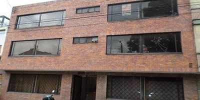 Área  treinta y cuatro metros cuadrados,  pisos cerámica, un ambiente, un baño, sin líneas telefónicas, luz una uarta parte de lo que marque el recibo. arriendo mas IVA. Ubicada en Chapinero,  zona comercial, cerca a vías principales.