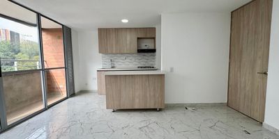Buscas un lugar moderno, tranquilo y rodeado de naturaleza para vivir en Bello? Este apartamento, ubicado en el sector Santa Ana, te ofrece una excelente ubicacion a pocos minutos del Centro Comercial Fabricato y con facil acceso a rutas de transporte y vias principales. Sus acabados modernos, amplios ventanales y una vista inigualable hacia la reserva natural Piamonte crean un ambiente calido, luminoso y acogedor. Ven a conocerlo y enamorate de cada detalle que convierte este espacio en tu proximo hogar!
