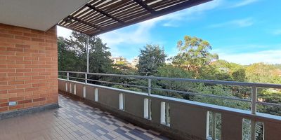 Hermoso apartamento con espectacular vista a zona verde! Cuenta con 3 habitaciones, amplio balcon que rodea el apartamento, parqueadero y util. Ubicado en moderna unidad cerrada con porteria 24 horas, piscina, gimnasio y zona de mascotas. Disfruta de confort, seguridad y naturaleza en un entorno tranquilo y de alta valorizacion. Tu nuevo hogar ideal te espera, sin registro y listo para habitar! Contactanos para brindarte mas asesoria y ayudarte a encontrar tu lugar sonado.