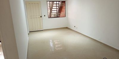 Casa En unidad cerrada con un área de 100 mt²3 Alcobas (Habitacion ppal con baño) Baño Social, Balcón, Salón Comedor, Cocina Integral, Vista Panorámica, Zona de Ropas, Red de Gas y Calentador.Parqueadero + Cuarto Útil.Conjunto cerrado con portería 24 horas, Circuito Cerrado TV, Citófono y Zonas Verdes.Inmueble cercano a Instituciones Educativas, Transporte Publico, Parques Cercanos, Vía Principal, Supermercados, Zona Residencial.