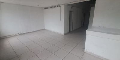 Venta de excelente local comercial con dos niveles, cuenta con un área de 163,71m², ubicado en el tradicional y estratégico sector de Prado Centro, una zona con fácil acceso a vías principales, transporte público, centros médicos, educativos y comerciales. Predial 394.348 ¡Haz realidad tu próximo proyecto! Contáctanos para más información o agendar una visita.
