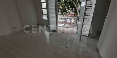 Alquiler de oficina en el barrio tequendama, 3er piso SIN ascensor, son 60 metros distribuidos en espaciosa sala o recepción, dos oficinas, la principal con baño, baño social, cuenta con otros dos espacios que pueden ser adecuados de acuerdo a la necesidad, balcón, zona de oficios aislada y espaciosa., el edificio esta ubicado en el barrio Tequemdama, sector de salud, se encuentra cerca a la clínica Imbanaco, es de  fácil acceso y parqueo., un espacio ideal para oficina, separa tu cita ya