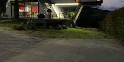 Arriendo hermosa casa campestre la Calera, sector el refugio, para estrenar, tres niveles,  mezzanine, área de lote 260m2 mas terraza 94m2, tres alcobas, cuatro baños, dos garajes cubiertos, cerca de la vía principal y del  conjunto residencial macadamia. ¡contáctanos!