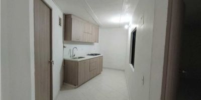 ¿Buscas un lugar cómodo, bien ubicado y con excelente iluminación natural? Este apartamento en Boston, uno de los sectores más tradicionales y céntricos de Medellín, es una oportunidad perfecta para disfrutar de un ambiente residencial tranquilo, con acceso rápido a todo lo que necesitas para tu día a día.

Con 50 m² de área, este acogedor inmueble ofrece una distribución funcional y práctica. Cuenta con dos habitaciones amplias, ambas con closet, un baño completo, una cocina integral en excelente estado, una zona de ropas independiente y un balcón con ventanal, que permite disfrutar de una agradable entrada de luz natural y ventilación constante. Su piso en cerámica aporta frescura y facilita el mantenimiento, ideal para quienes buscan comodidad y practicidad.

El apartamento está conectado a red de gas domiciliaria, ofreciendo eficiencia y economía. Su entorno es tranquilo, sin portería ni ascensor, lo que lo hace una alternativa sencilla y funcional, con costos de administración más bajos.

Ubicado en un estrato 3, se encuentra al frente del colegio Pumarejo, en una zona de gran conectividad con transporte público, cerca de parques, supermercados y todo el comercio del sector Boston.

Un espacio ideal para quienes valoran la ubicación, la comodidad y la buena distribución en un ambiente familiar y tradicional.
Código del inmueble: (C3249)
