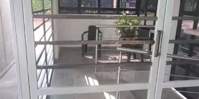 Venta de apartamento que consta de: 3 habitaciones la principal con baño  y closet, baño social, alcoba de servicio con baño, sala - comedor, cocina, parqueadero propio,  piscina,  No pierdas la oportunidad de vivir en un barrio moderno, cómodo y con una ubicación privilegiada, cerca a clínicas, tiendas de barrio, universidades, colegios, salón de belleza, restaurante, transporte público, centro comerciales, ubicado en el 4 piso, admon $468.000