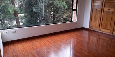 Hermoso apartamento con buenos acabados y muy iluminado, tiene dos parqueaderos y queda cerca a zona comercial y vías de acceso