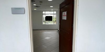 ¡Excelente oportunidad de arriendo!
Se arrienda oficina en el Edificio del Grupo Coomeva, ubicada en el 4° piso, con un área de 23 m². Cuenta con baño especializado para consultorio odontológico, ideal para profesionales del área de la salud.
Canon de arrendamiento: $1.600.000 (administración incluida).
Ubicación estratégica, moderna y con acceso a todos los servicios.