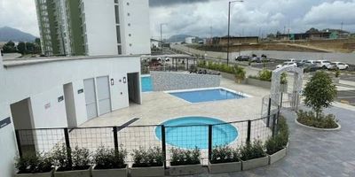 ¡Tu nuevo hogar te espera en Ciudad Natura, Edificio Matiz  Dosquebradas!  Apartamento 3 alcobas amplias, 2 baños modernos. Cocina. Patio de ropas con excelente ventilación. Conexión para 2 aires acondicionados. Zona de asador en el balcón con hermosa vista a la ciudad. Comodidad y bienestar en cada espacio. Blackouts y mosquiteros en todos los cuartos y sala. Conjunto residencial con amenidades de primer nivel Piscina. Gimnasio. Jacuzzi,  zona de masajes. Teatro. Salón social. Zona para bebés. Zona para jóvenes. Parque para perros. Zona para bañar a tus mascotas. Zona BBQ. Ubicado en una zona privilegiada de Dosquebradas tranquilidad, naturaleza y acceso rápido a todo. ¡Contáctanos y agenda tu visita!
