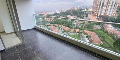 Buscas un apartamento moderno en una ubicacion privilegiada? En El Esmeraldal, Envigado, encontraras esta propiedad con acabados contemporaneos, excelente iluminacion natural y vista panoramica. A solo 5 minutos de La Frontera y cerca del SmartFit, ofrece comodidad y estilo. La urbanizacion cuenta con completas zonas comunes para disfrutar en familia. Agenda tu visita y haz de este lugar tu proximo hogar.
