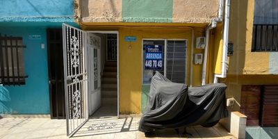 Arriendo Medellin Apartaestudio primer piso en Roblemar con un área de 53 m2 aproximadamente. El apartaestudio cuenta con 1 habitación independiente con closet abierto, cocina sencilla con red de gas y fogón de 2 puestos, 1 baño cabinado con ducha eléctrica, sala comedor y zona de ropas en patio. Esta en primer piso y Es una unidad abierta que cuenta con parqueaderos comunes. Ubicado cerca a san Cristóbal y a robledo la aurora. Buenas rutas de transporte.
Admon Incluida