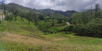 Lotes para venta en Sabaneta, sector La Doctora, con Buena ubicación cerca a la reserve natural La Romera y buenas rutas de acceso. Ubicada en una parcelación que cuenta con portería, zonas verdes, servicios de acueducto y agua veredal. Hay varios lotes disponibles, con área que varían entre los 1000 m2 y los 1900 m2 aproximados, valores entre los 600 millones y los 1'400 millones. Cada lote cuenta con poso séptico, contador de energía y gas. Se recibe como forma de pago inmuebles y vehículos comerciales. 