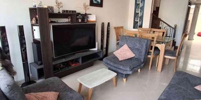 [VEN] ID HOUM: 159357

En Houm te ayudamos de forma fácil y segura. Los beneficios de comprar con nosotros:
    • Te ayudamos a conseguir financiamiento a través de una asesoría personalizada
    • Mediación y seguimiento de todo el proceso
    • Ponemos a tu disposición profesionales en notariado, registro y asesoría jurídica
¡Solo te preocupas de las firmas!

Casa en venta, ubicada en el barrio Pinar de Suba, con una superficie construida de 90.00 m² y superficie total de 90.00 m². 

Sus principales características son:

    • 3 dormitorios
    • 3 baños
    • No Admite mascotas
    • 1 parqueadero
    • Año de construcción: 1987
            
Además, el inmueble cuenta con las siguientes amenidades:

    • Salón de eventos
    • Zona de juegos

Si compras con nosotros, te brindamos asesoría personalizada durante todo el proceso.
Más que una inmobiliaria, somos Houm.
*Aplican T&C