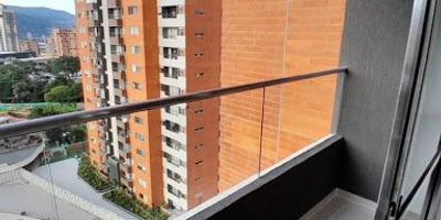 Descubre este acogedor apartamento ubicado en una excelente zona residencial de Sabaneta, con fácil acceso a transporte, supermercados y zonas comerciales. Cuenta con 56 m² distribuidos en 2 habitaciones, 2 baños, sala-comedor amplia, cocina integral moderna y balcón con vista panorámica. La unidad ofrece portería 24 h, ascensor, parqueadero, zonas verdes y salón social.
Ideal para quienes buscan comodidad, buena ubicación y un ambiente tranquilo.
¡Agenda tu visita hoy mismo y enamórate de tu nuevo hogar!
Contáctanos para más información o para programar una cita.