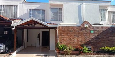 ? EN VENTA – HERMOSA CASA EN ARCOS DEL CAMPESTRE, PARALELA – FLORIDABLANCA
 ? Paralela – Floridablanca
 ? $548 millones
 ? 100 m² construidos
 ? Admón: $400.000
?️ 3 habitaciones | ? 2.5 baños
 ?️ Sala, comedor, estar de TV y zona de star
 ?️ Cocina + zona de ropas
 ? Parqueadero privado
 ? Jardín interior
 ? Casa de 2 pisos
✨ Conjunto cerrado con zona social completísima:
 ✅ Piscina, gimnasio, cancha, zonas verdes, juegos infantiles y vigilancia 24/7
 ? Ubicación estratégica cerca de centros comerciales, colegios y parques
? Escríbeme para más info o para agendar tu visita
 #CasaEnVenta #Floridablanca #ArcosDelCampestre #BrokerInmobiliaria #YadyOlarte #InmueblesConSentido